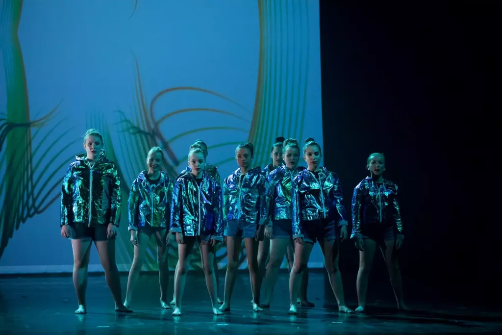 SHOW MUST GO ON SHOW MUST GO ON